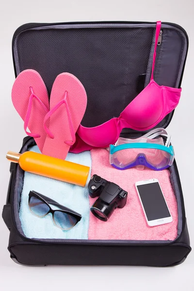 Concept de vacances - valise ouvert plein d'Articles de voyage — Photo