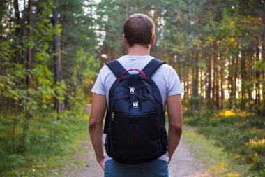 Dikiz adam ormanda hiking