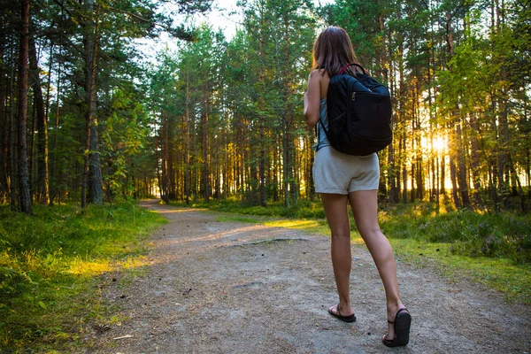 Conceito - vista traseira da mulher com mochila para caminhadas de viagem em frente — Fotografia de Stock
