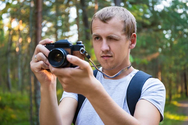 Man taking a photo with retro camera — Stock Photo, Image