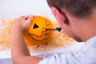 Cadılar Bayramı için kabak hazırlama bıçaklı adam