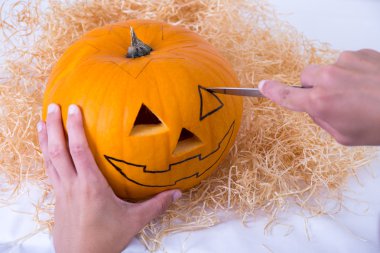 Erkek el kabak Jack O'Lantern Cadılar Bayramı için yapma