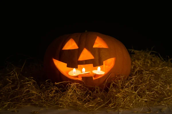 Pozadí Halloween - dýně Jack-O-lucernou osvětlená s c — Stock fotografie