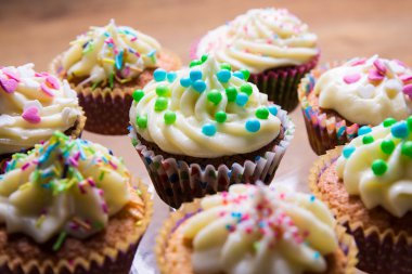 lezzetli renkli muffins tereyağı krema ile