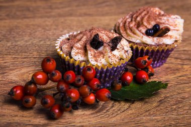 tereyağı krema ile tatlı cupcakes, tarçın ve rowan berry