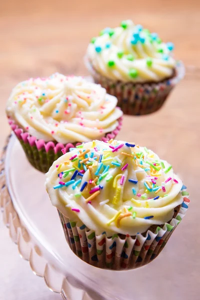 Close-up de doces cupcakes coloridos — Fotografia de Stock