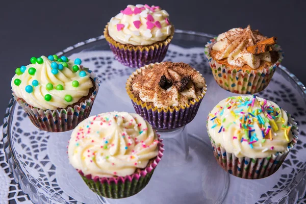 Close-up de cupcakes coloridos na placa — Fotografia de Stock