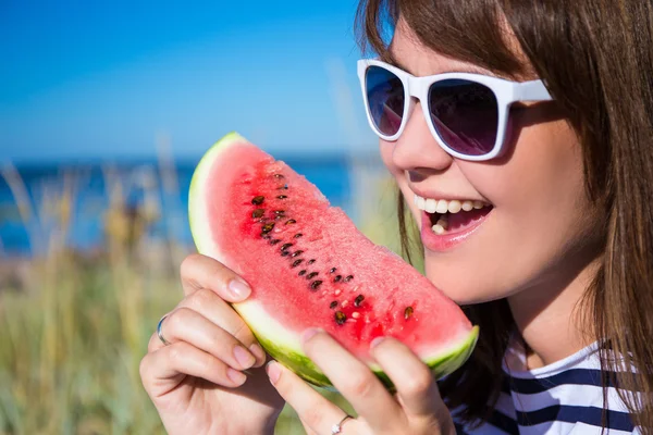 Close up portrait of beautiful woman eating watermelon outdoor — Stock Photo, Image