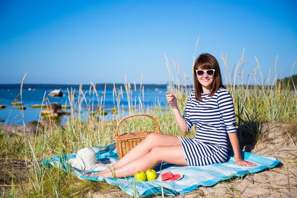 Bella donna con il cestino da picnic bevendo champagne sul bea — Foto Stock