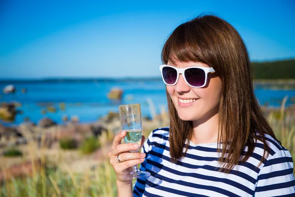 Retrato de hermosa mujer con Copa de champán en la playa — Foto de Stock