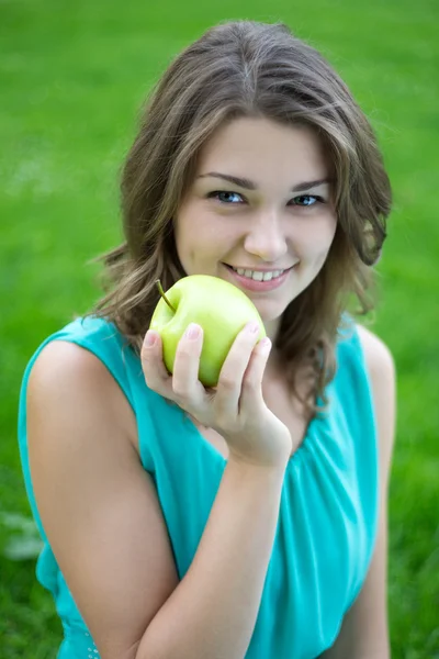 Portrait der schönen Frau mit Apple im Sommer park — Stockfoto