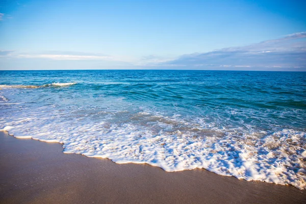 Фона пляж с песком, море и небо — стоковое фото