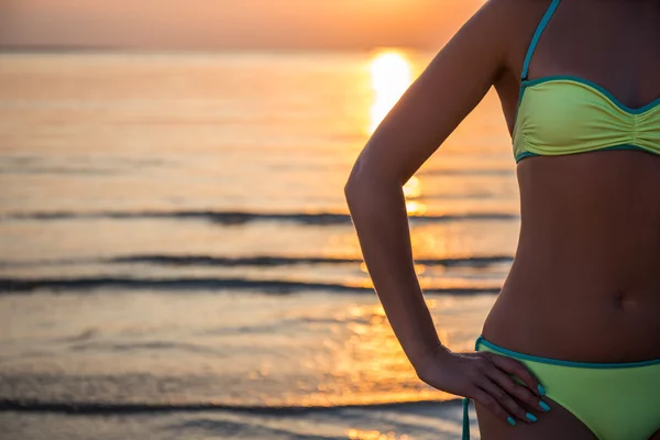 Ente femminile sexy sopra il fondo del mare — Foto Stock