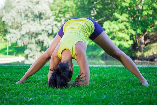 Σέξι γυναίκα κάνει τεντώνοντας ασκήσεις στο πάρκο καλοκαίρι — Φωτογραφία Αρχείου
