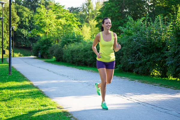 Feliz mujer jogging en el Parque — Foto de Stock