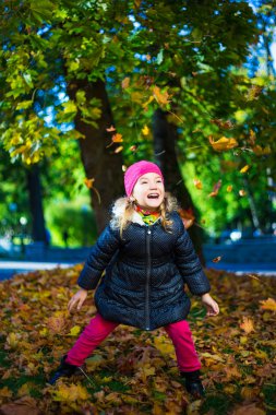 funnyl küçük kız akçaağaç ile oynarken parkta bırakır