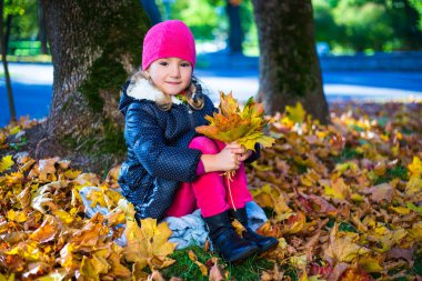 sonbahar park akçaağaç ile oturan güzel kızı bırakır