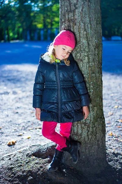 Trauriges Mädchen in warme Kleidung stehen im park — Stockfoto