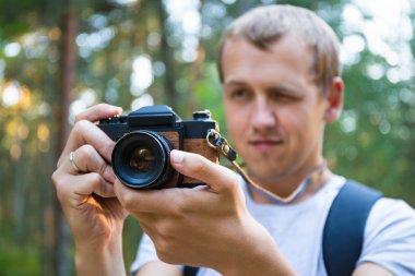 retro kamera ile fotoğraf çekme adamın yakın çekim