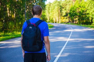 kavram - orman yolda yürürken sırt çantası adamla hiking