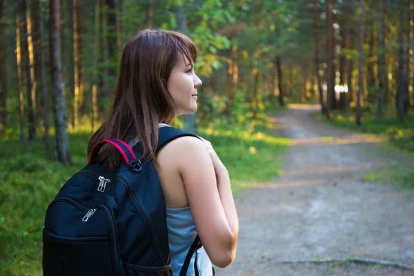 在森林里徒步旅行，背包里的女人的画像 — 图库照片