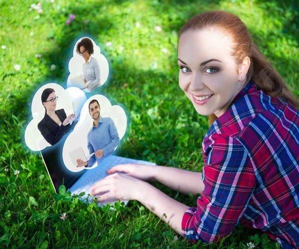 Tienermeisje laptop in park en wolken met haar vrienden — Stockfoto