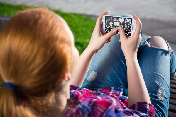 Smart telefon med olika applikationer i tonårsflicka händer — Stockfoto