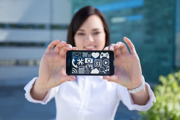Multimedi 스마트폰 보여주는 젊은 아름 다운 비즈니스 우먼 — 스톡 사진