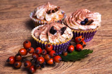 tereyağı krema ile üç tatlı kek, tarçın ve rowan berry