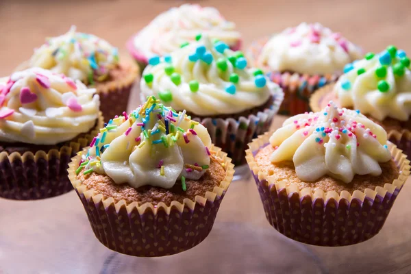 Deliciosos cupcakes coloridos com creme de manteiga — Fotografia de Stock