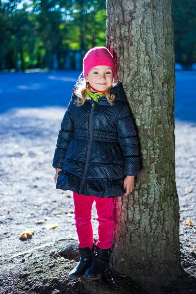 Kleines Mädchen in warme Kleidung im park — Stockfoto