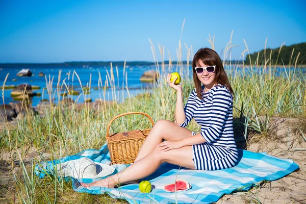 Młoda piękna kobieta z koszem piknik na plaży — Zdjęcie stockowe