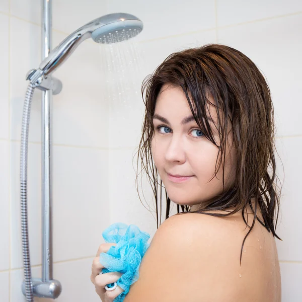 Concetto di igiene - giovane donna che lava il suo corpo con spugna in sh — Foto Stock
