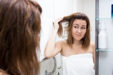 saç bakım kavramı - aynaya bakarak sorunu saçlı kadın