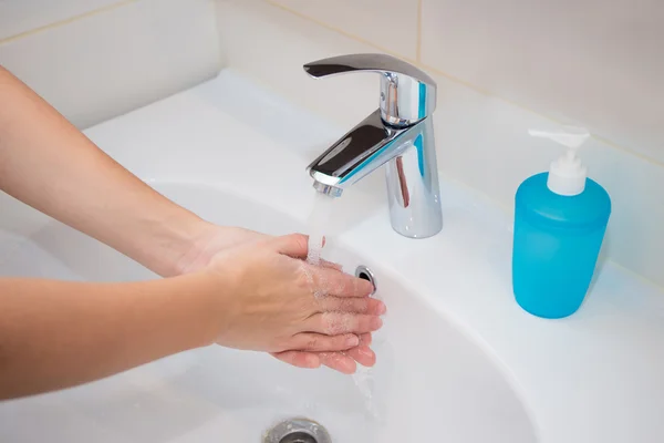 Donna che si lava le mani con sapone — Foto Stock