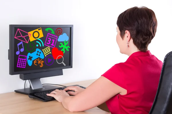 Donna di affari using pc con applicazioni e le icone di media — Foto Stock