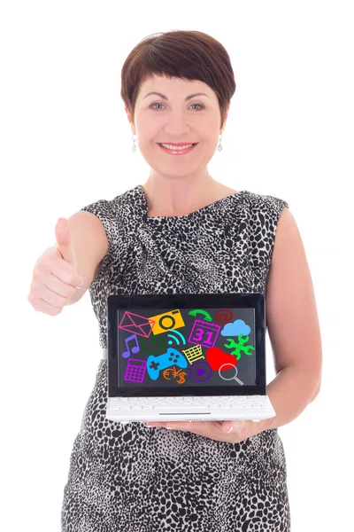 Midden leeftijd zakenvrouw duimen omhoog en holdin laptop met media — Stockfoto