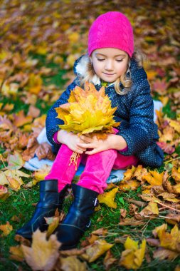 sonbahar pa maple buket düşünceli küçük kız bırakır