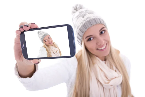 Красива блондинка в зимовому одязі робить селфі фото з — стокове фото