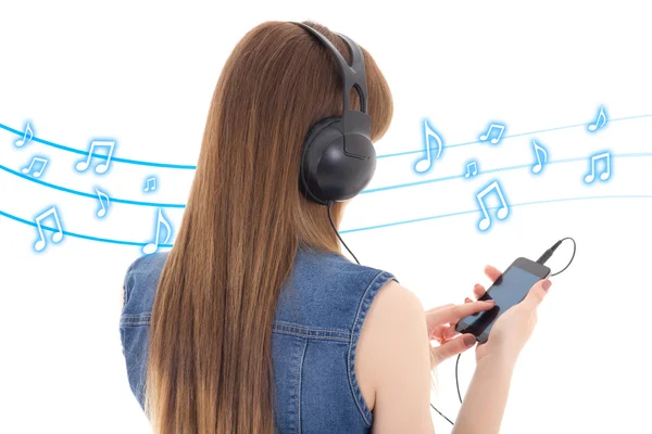 Bakifrån av ung kvinna lyssnar musik med mobiltelefon över — Stockfoto