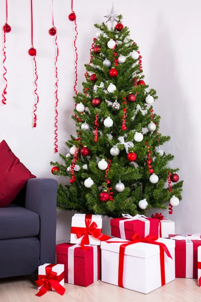 Zdobione Boże Narodzenie drzewo anf stos prezentów — Zdjęcie stockowe