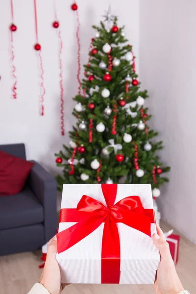 Concepto de año nuevo - caja de regalo en la mano masculina sobre Navidad backgrou —  Fotos de Stock