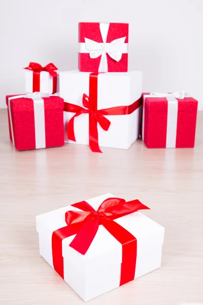 Vánoční koncept - zblízka z červené a bílé dárkové krabičky — Stock fotografie