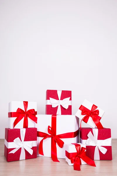 Fond de Noël - boîtes à cadeau rouge et blanc sur plancher en bois — Photo