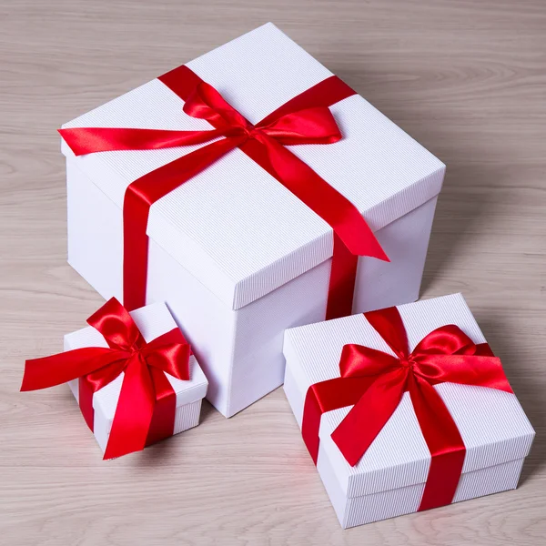 Narozeniny, Vánoce a Valentine koncept - bílé dárkové boxy — Stock fotografie