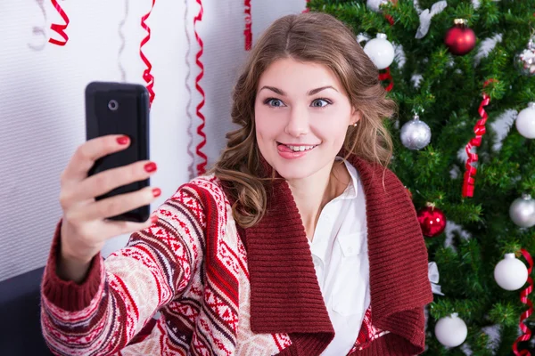 Joven divertida selfie foto con el teléfono móvil cerca de chr — Foto de Stock