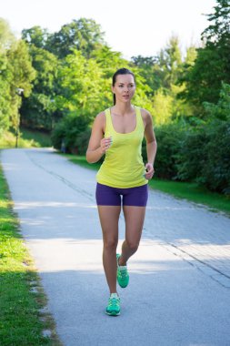 Sabah parkta çalışan ince koşu kadın