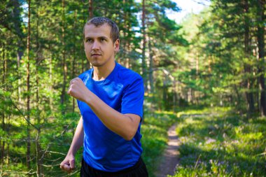 Spor kavram - yakışıklı adam ormanda koşu