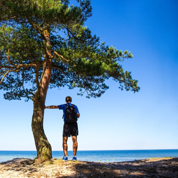 Πεζοπορία έννοια - άνθρωπος με σακίδιο στην παραλία — Φωτογραφία Αρχείου