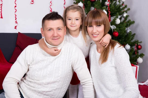 Giovane famiglia davanti all'albero di Natale — Foto Stock